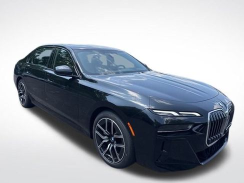 Used 2025 BMW 750e xDrive image 3