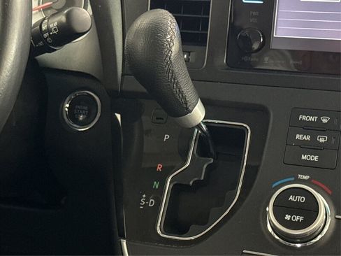 Used 2016 Toyota Sienna SE w/ SE Preferred Package FWD image 25