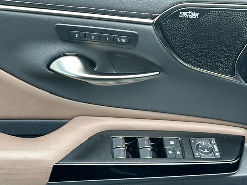 Used 2022 Lexus ES 300h w/ Accessory Package FWD image 13