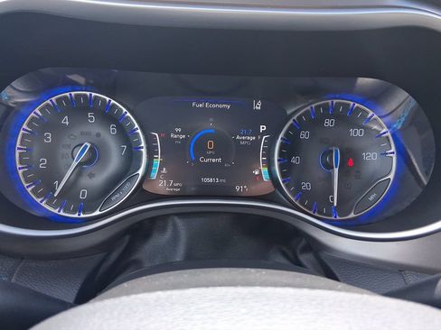 Used 2021 Chrysler Pacifica Touring-L FWD image 17