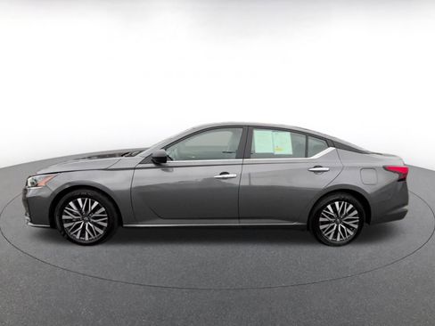 Used 2025 Nissan Altima 2.5 SV FWD image 9
