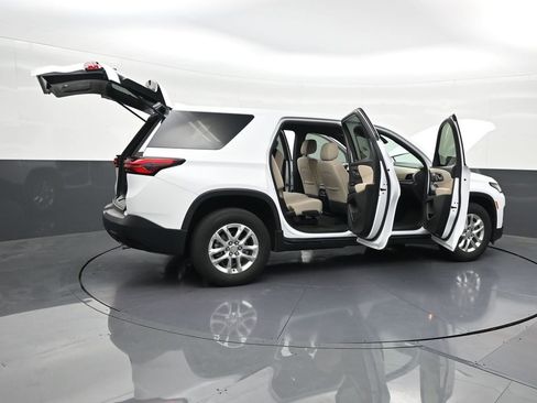 Used 2023 Chevrolet Traverse LS FWD image 32