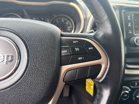Used 2018 Jeep Cherokee Latitude w/ Altitude Package FWD image 19