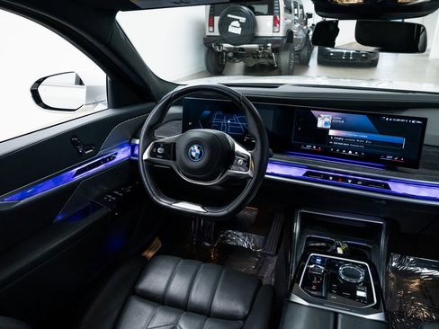 Used 2024 BMW i7 xDrive60 image 10