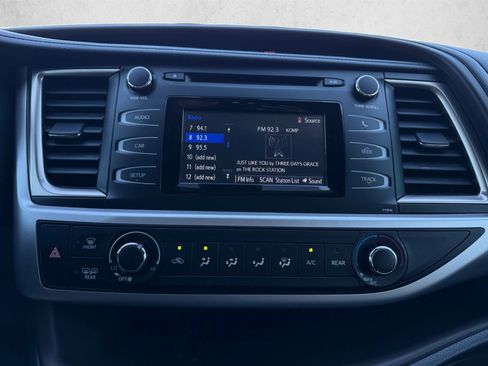 Used 2019 Toyota Highlander LE FWD image 15