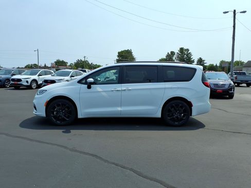 Used 2023 Chrysler Pacifica Touring-L w/ S Appearance Package AWD/4WD image 2