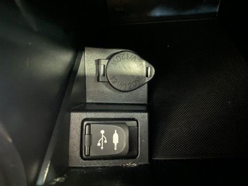 Used 2017 Toyota Camry SE w/ Moonroof Package FWD image 36