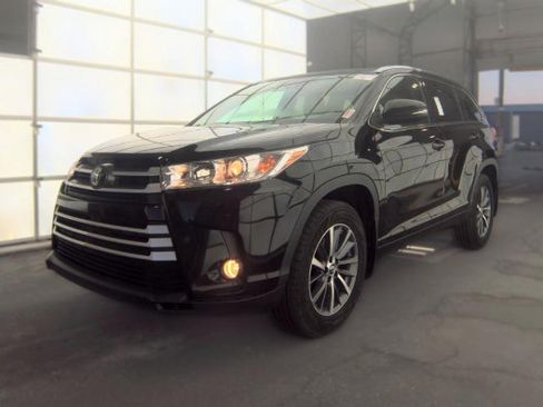 Used 2018 Toyota Highlander XLE w/ Carpet Mat Package (TMS) AWD/4WD image 1
