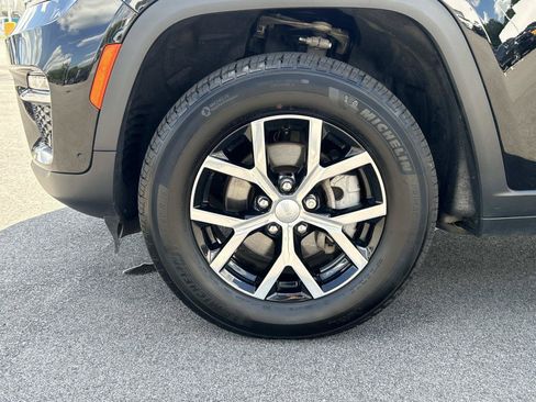 Used 2025 Jeep Grand Cherokee Limited w/ Luxury Tech Group II AWD/4WD image 9