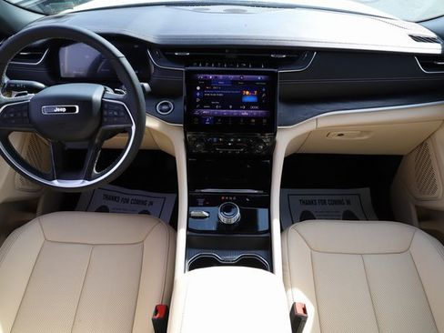 Used 2025 Jeep Grand Cherokee L Limited w/ Luxury Tech Group II image 21