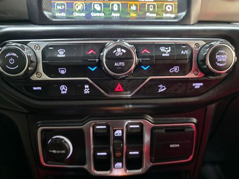 Used 2020 Jeep Wrangler Unlimited Sahara w/ Uconnect 4C Nav & Sound Group image 33