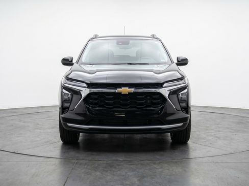 Used 2025 Chevrolet Trax LT w/ LT Convenience Package FWD image 2