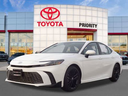 Used 2025 Toyota Camry SE FWD image 1