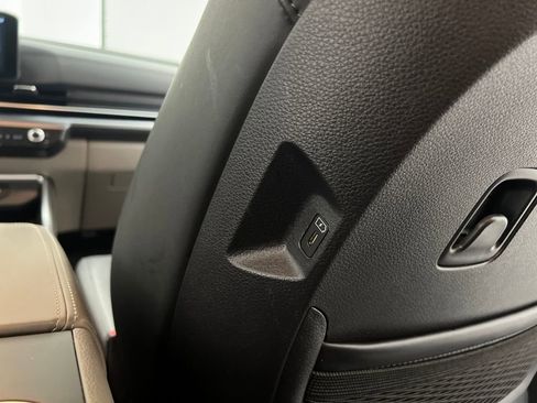 Used 2025 Kia Carnival image 24