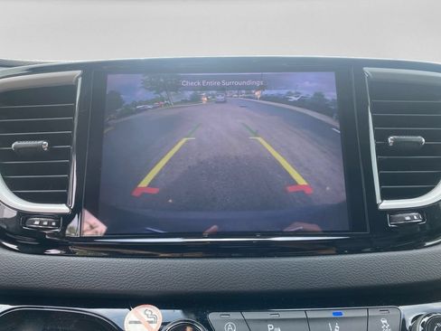 Used 2023 Chrysler Pacifica Touring-L FWD image 15