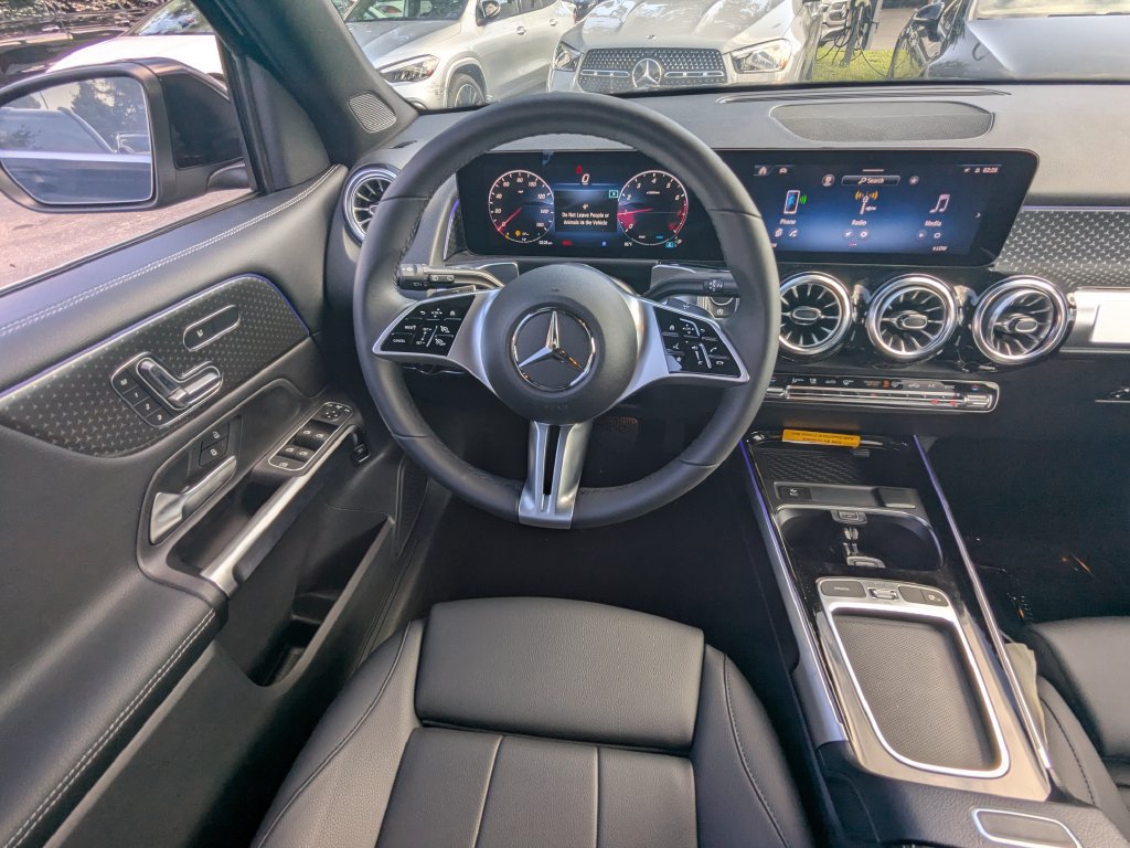 Used 2024 Mercedes-Benz GLB 250 4MATIC image 3
