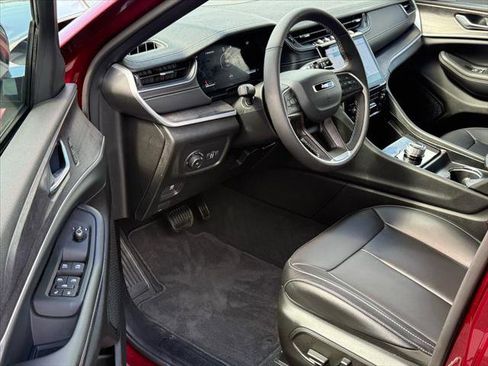 Certified 2025 Jeep Grand Cherokee L Limited w/ Black Appearance Package image 9