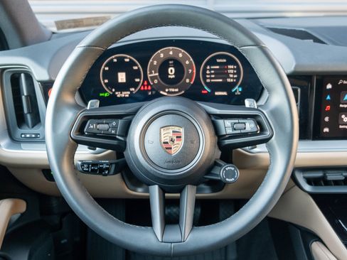 Certified 2025 Porsche Cayenne image 6