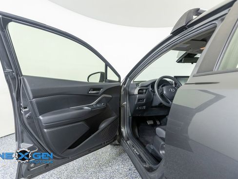 Used 2021 Toyota C-HR LE FWD image 9