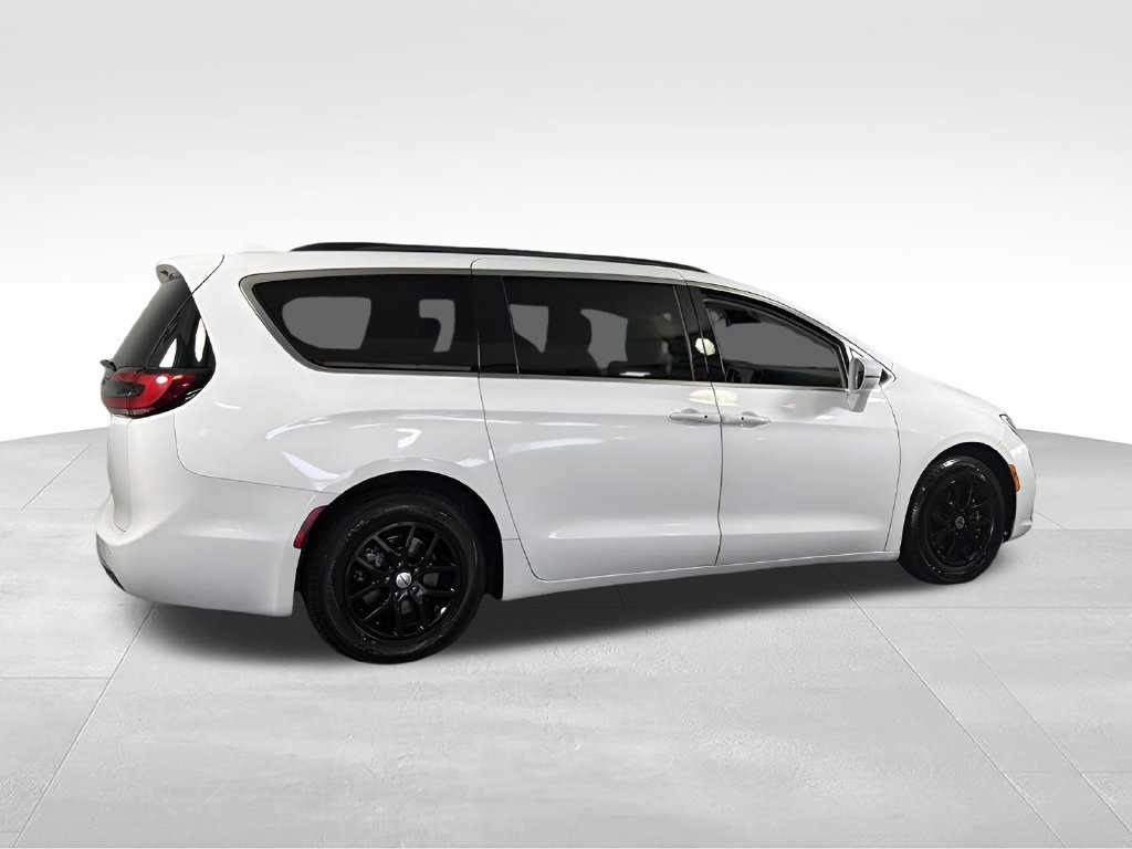 Used 2022 Chrysler Pacifica Touring-L FWD image 11