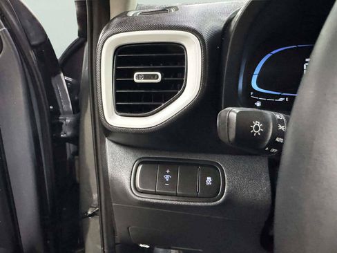 Used 2024 Hyundai Venue Limited FWD image 49