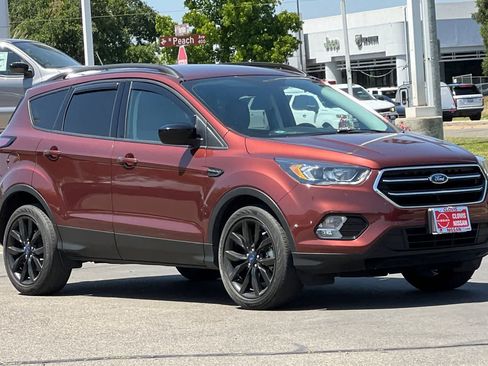 Used 2018 Ford Escape SE w/ SE Sport Appearance Package image 10