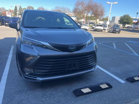 Used 2025 Toyota Sienna XLE image 4