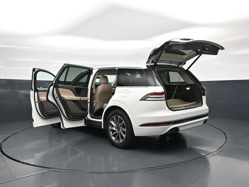 Used 2020 Lincoln Aviator Grand Touring w/ Elements Package Plus AWD/4WD image 33
