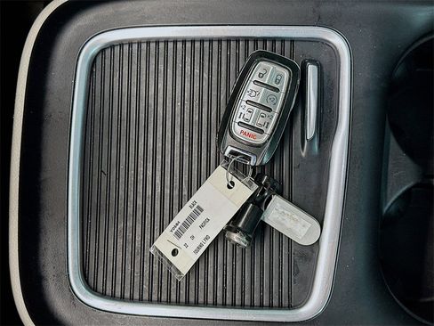 Used 2022 Chrysler Pacifica Touring-L image 34