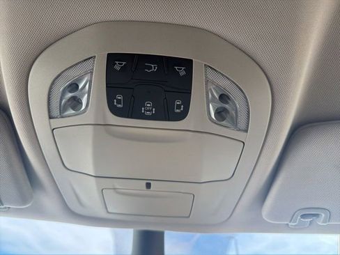 Used 2024 Chrysler Pacifica Touring-L FWD image 18