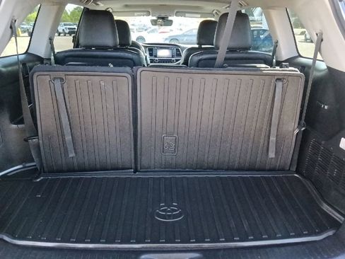 Used 2019 Toyota Highlander XLE AWD/4WD image 30