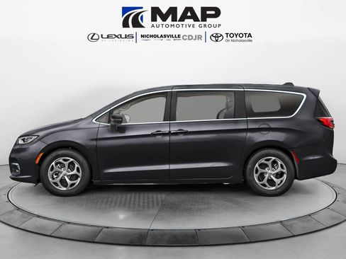 Used 2024 Chrysler Pacifica Limited FWD image 3