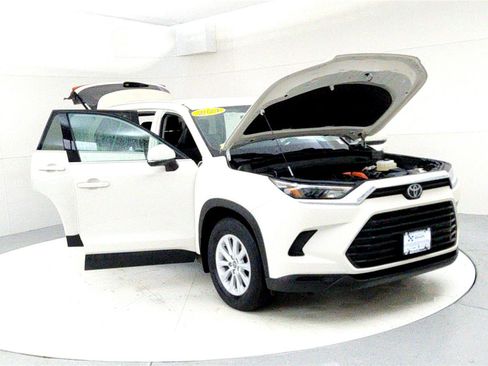 Certified 2024 Toyota Grand Highlander XLE image 9