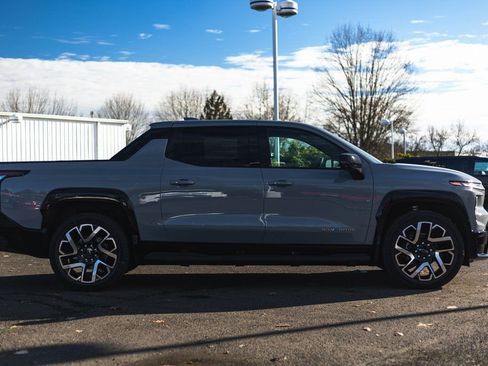 New 2025 Chevrolet Silverado EV RST image 9