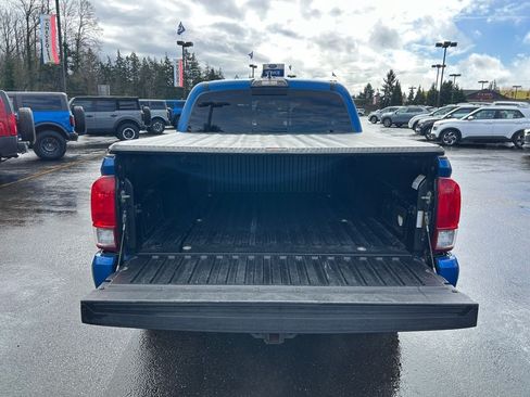 Used 2017 Toyota Tacoma TRD Sport w/ Exterior Package AWD/4WD image 26