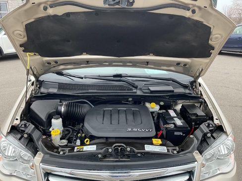 Used 2016 Chrysler Town & Country Touring w/ Driver Convenience Group image 54