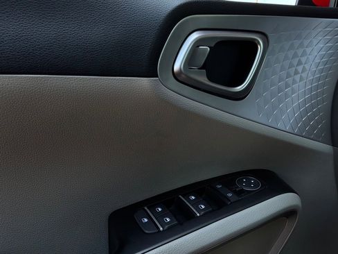 Used 2025 Kia Soul LX w/ LX Technology Package FWD image 18