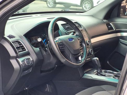Used 2017 Ford Explorer XLT FWD image 10