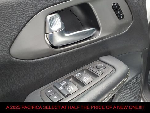 Used 2025 Chrysler Pacifica Select FWD image 16