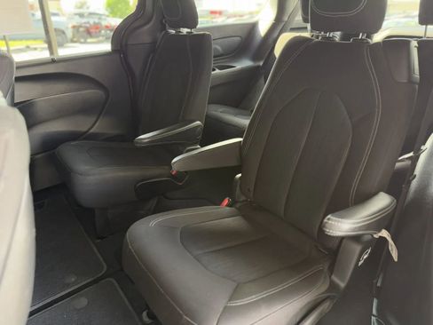 Used 2021 Chrysler Pacifica Touring w/ Uconnect Theater Family Group image 15