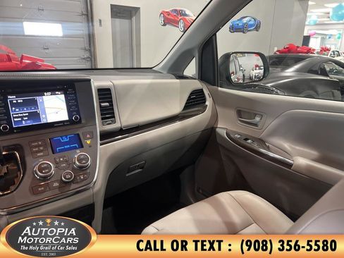 Used 2019 Toyota Sienna XLE image 30