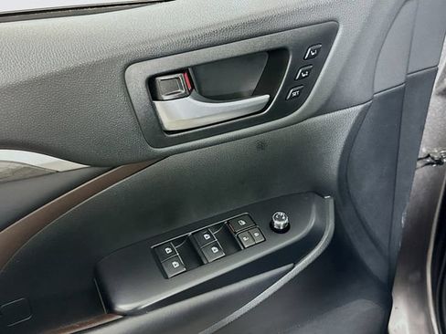 Used 2019 Toyota Highlander Limited AWD/4WD image 17