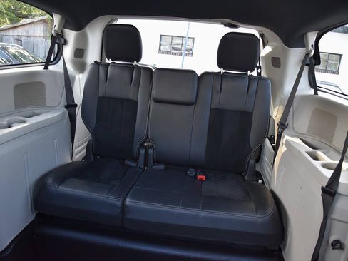 Used 2017 Dodge Grand Caravan SXT FWD image 23
