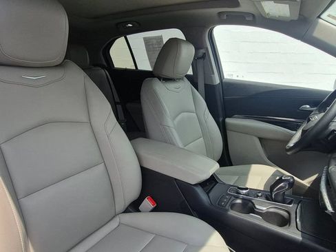 Used 2019 Cadillac XT4 Luxury w/ Cold Weather Package AWD/4WD image 4