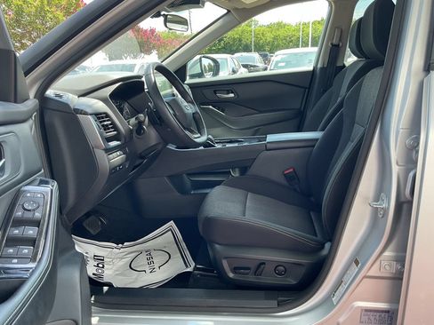 Used 2025 Nissan Rogue SV FWD image 8