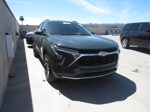 Used 2025 Chevrolet Trax LT w/ LT Convenience Package image 2