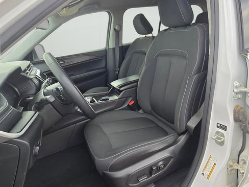 Used 2024 Jeep Grand Cherokee Laredo AWD/4WD image 30