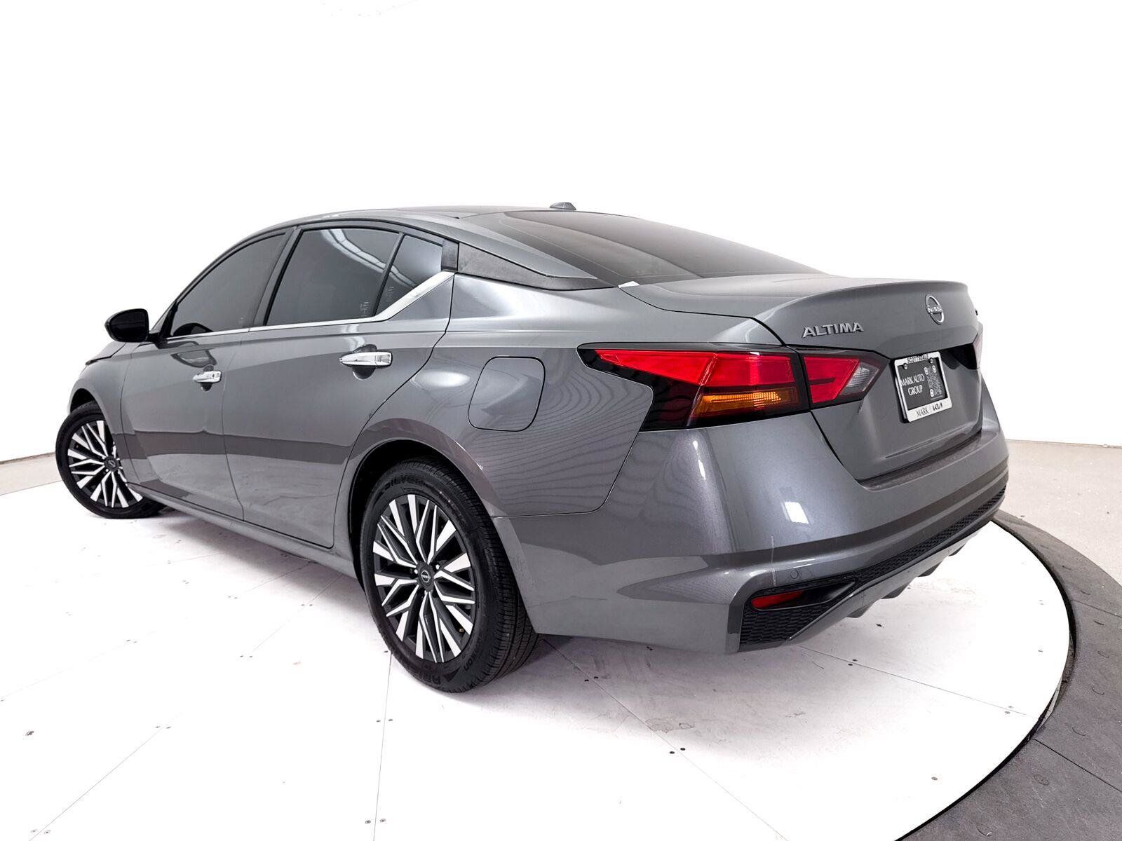 Used 2024 Nissan Altima 2.5 SV FWD image 2