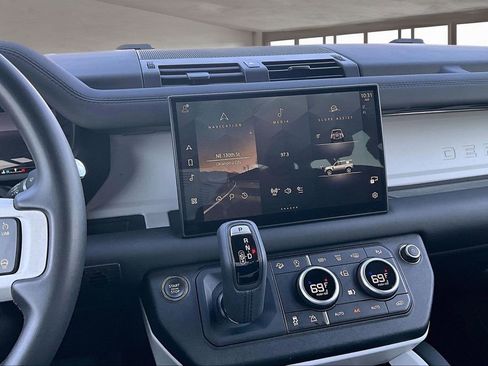 Used 2025 Land Rover Defender 110 S image 6