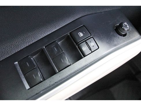 Used 2024 Toyota Highlander XLE FWD image 21